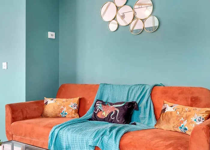 Entire 2 Bedroom Luxury Apartment With Free Parking